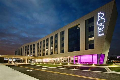 hotel near fashion outlets of chicago